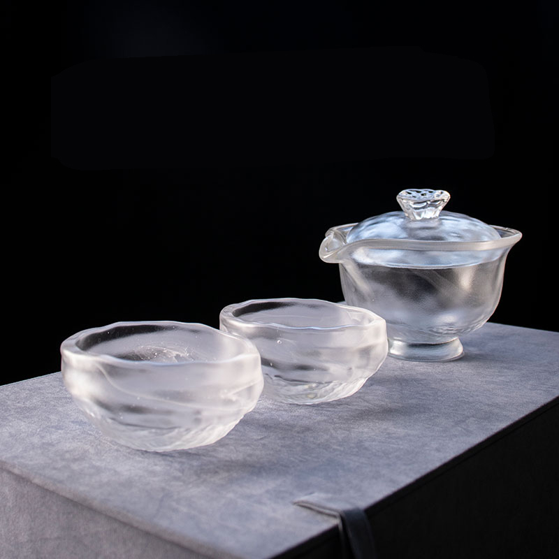 Przezroczysty szklany zestaw do herbaty z czajniczkiem i filiżanką herbaty