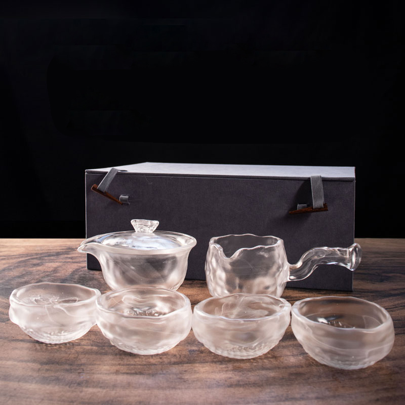 Przezroczysty szklany zestaw do herbaty z czajniczkiem i filiżanką herbaty