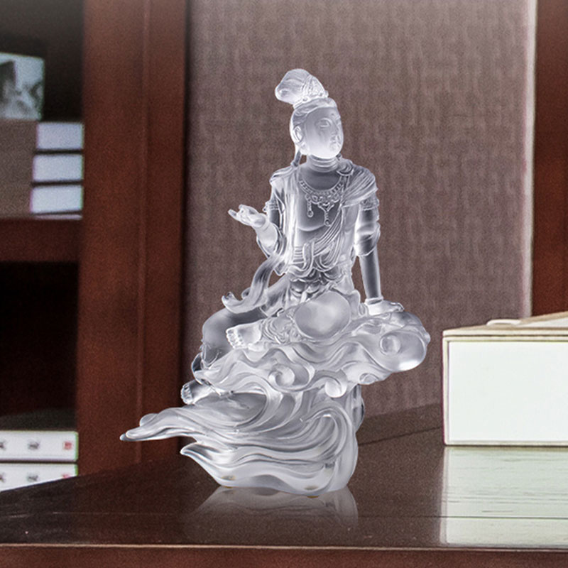 Rzeźba Bodhisattwy Awalokiteśwary z przezroczystego szkła