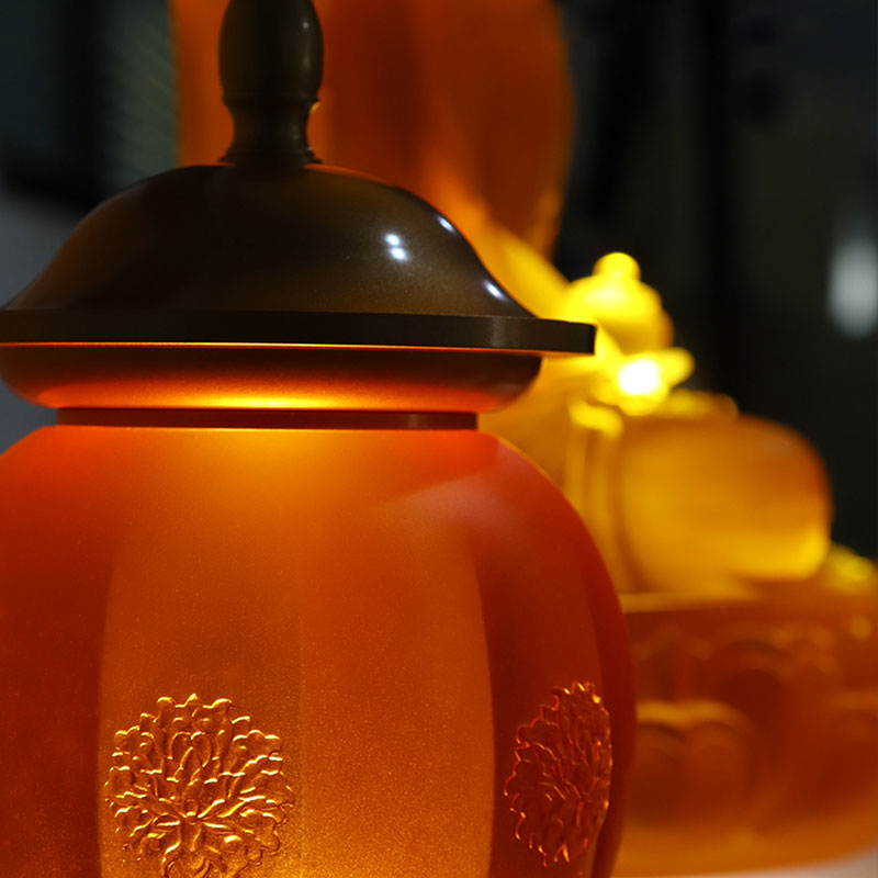 Zestaw ołtarzy buddyjskich ze złotego szkła z serii „Bao Xiang Hua”.