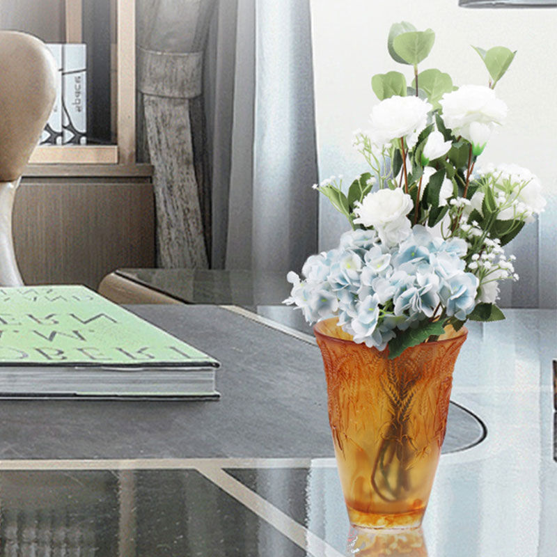 Wazon ze szkła bursztynowego z wytłoczonymi kłosami pszenicy