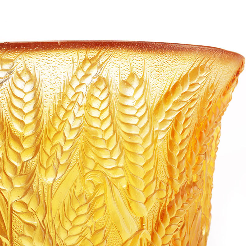 Wazon ze szkła bursztynowego z wytłoczonymi kłosami pszenicy