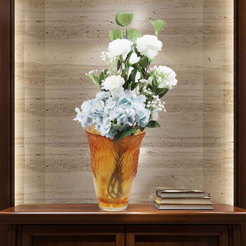 Wazon ze szkła bursztynowego z wytłoczonymi kłosami pszenicy