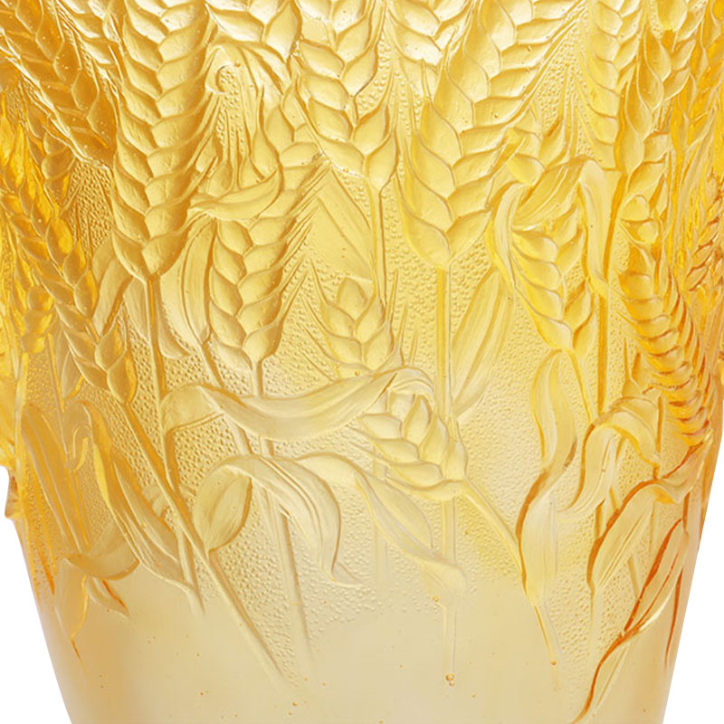 Wazon ze szkła bursztynowego z wytłoczonymi kłosami pszenicy