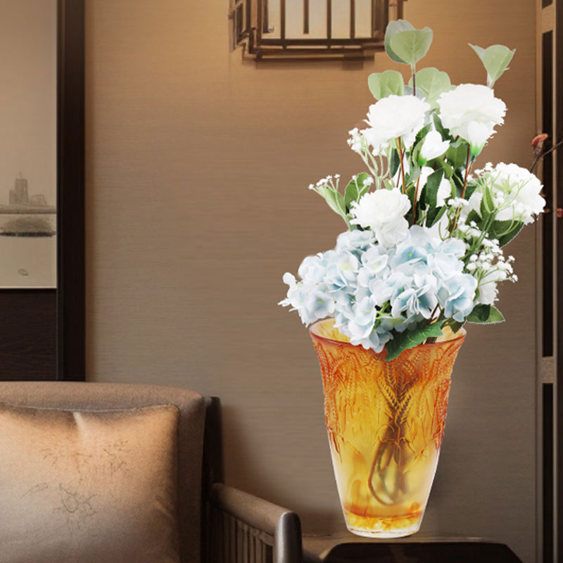 Wazon ze szkła bursztynowego z wytłoczonymi kłosami pszenicy