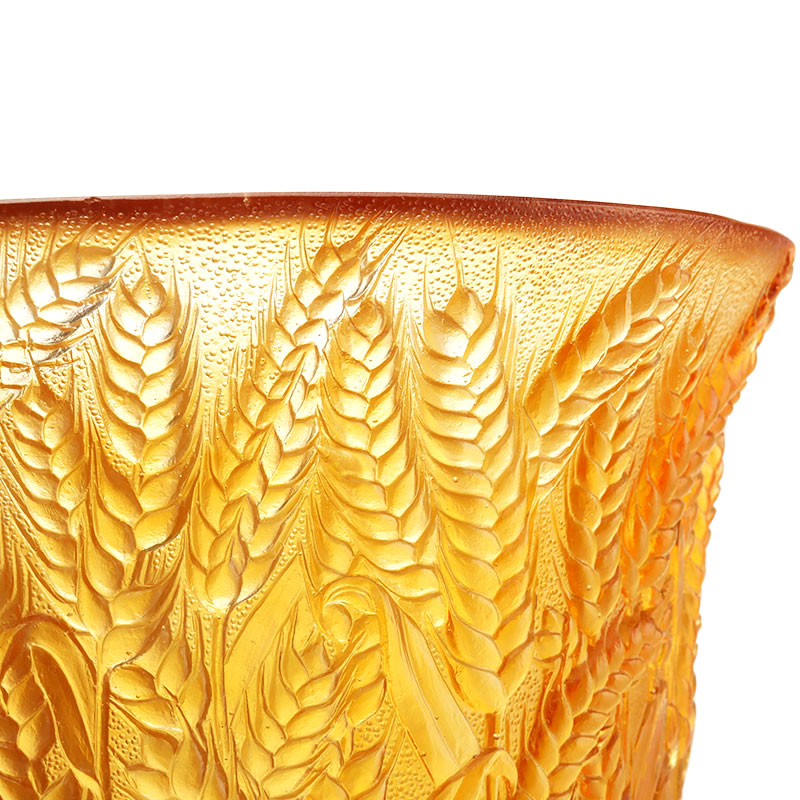 Wazon ze szkła bursztynowego z wytłoczonymi kłosami pszenicy
