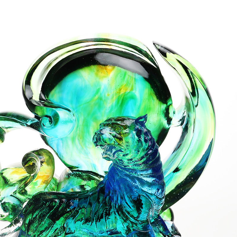 Ozdoby tygrysie z niebiesko-zielonego przezroczystego szkła kryształowego
