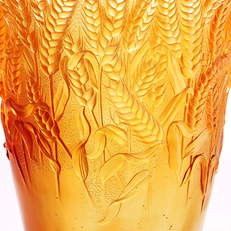 Wazon ze szkła bursztynowego z wytłoczonymi kłosami pszenicy