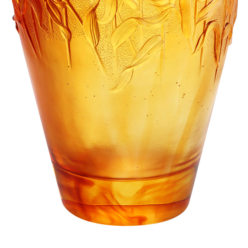 Wazon ze szkła bursztynowego z wytłoczonymi kłosami pszenicy