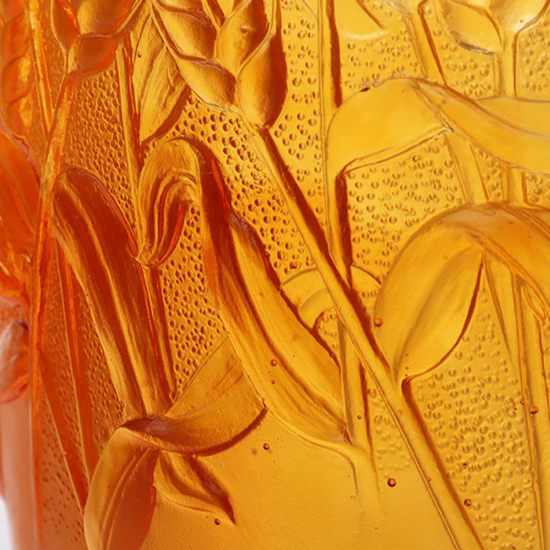 Wazon ze szkła bursztynowego z wytłoczonymi kłosami pszenicy