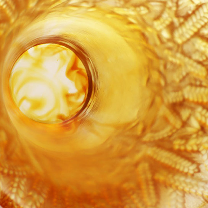 Wazon ze szkła bursztynowego z wytłoczonymi kłosami pszenicy