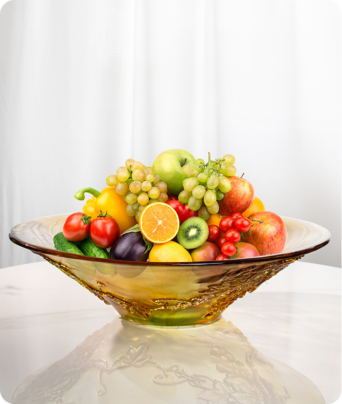 Szklane naczynie z szeroką szyją, wypełnione owocami